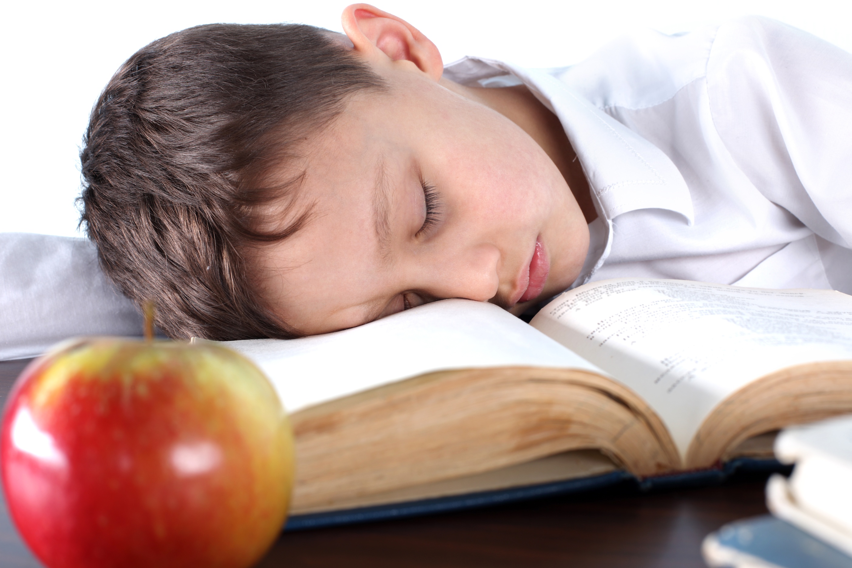 Почему ребенок устает. Сонный ученик. Сон школьника. Переутомление школьника.