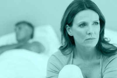 θλιμμένη γυναίκα σε κρεβάτι σκέφτεται πως το διαζύγιο δεν είναι η καλύτερη λύση για την σχέση της