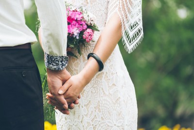 ζευγάρι που παντρεύεται κρατιέται χέρι χέρι