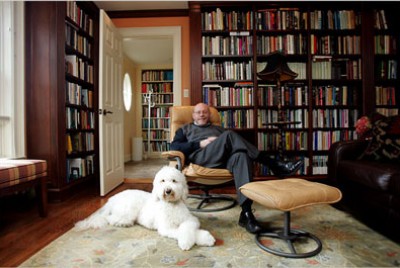 φωτογραφία θεραπευτή στο γραφείο του με τον σκύλο του