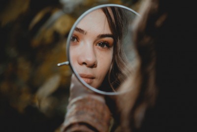 νάρκισσος κοπέλα που κοιτάζει τον εαυτό της σε καθρέφτη