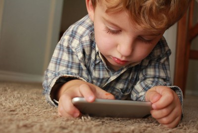 Τα περισσότερα παιδιά κοιμούνται με το κινητό στο κρεβάτι - από τα 7 με το δικό τους smart phone