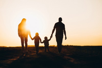 μια σύγχρονη οικογένεια με φόντο το ηλιοβασίλεμα
