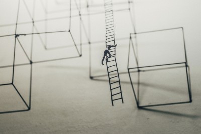 άνθρωπος ανεβαίνει σε μια σκάλα και προσπαθεί να πετύχει σταθερές αλλαγές στον τρόπο ζωής του