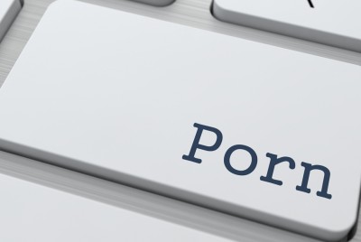 πλήκτρο από πληκτρολόγιο υπολογιστή που γράφει porn