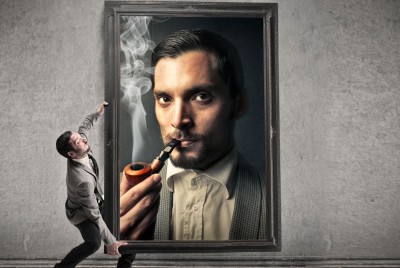 φωτογραφία που απεικονίζει νάρκισσο άνδρα μέσα σε πίνακα και ο εαυτός του να τον κουβαλάει χαρακτηριστικά 