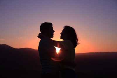 ζευγάρι με φόντο το ηλιοβασίλεμα