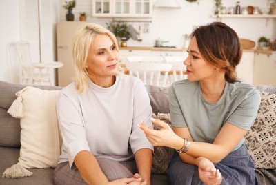 δύο γυναίκες αναρωτιούνται πώς πρέπει να μιλάμε για την ψυχική υγεία