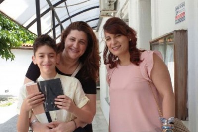 Ο Παναγιώτης Ξανθόπουλος με την μητέρα του και την καθηγήτριά του