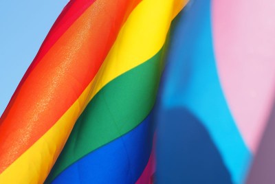 σημαία με τα χρώματα ΛΟΑΤΚΙ+ ενάντια στις ψυχολογικές θεραπείες μεταστροφής σεξουαλικού προσανατολισμού