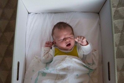 μωρό σε κούνια σε «Baby box»: στη Φινλανδία
