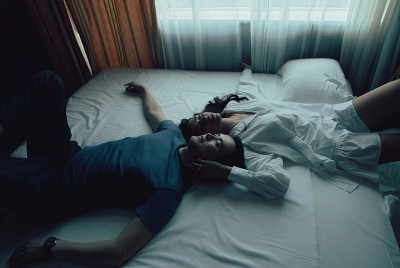εικόνα ενός ζευγαριού ξαπλωμένου στο κρεββάτι