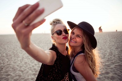 δυο κορίτσια βγάζουν selfie και φανερώνουν την σύγχρονη «Λατρεία του Εγώ»