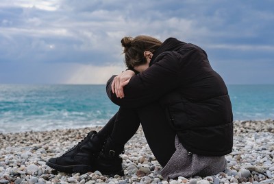 γυναίκα σκέφτεται τη ζωή της με την κυρία Κατάθλιψη