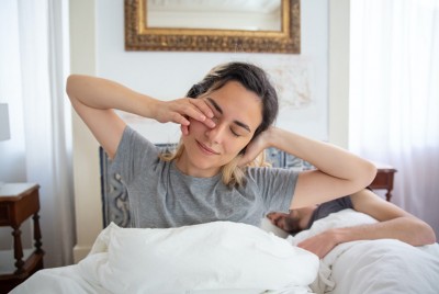 γυναίκα ανακαλύπτει ότι το πρωινό ξύπνημα μπορεί να μειώσει τον κίνδυνο κατάθλιψης κατά 23%