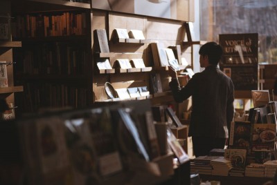 άνδρας σε βιβλιοπωλείο αναζητά να εξελίξει το νου και τη γλώσσα
