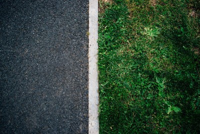 άσπρη γραμμή μεταξύ γρασιδιού και του δρόμου