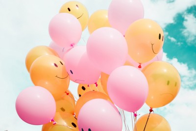μπαλόνια που αντιπροσωπεύουν την έλλειψη σεροτονίνης