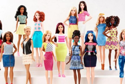 διάφορες κούκλες barbie