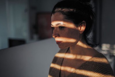 γυναίκα με κατάθλιψη και σκιές στο πρόσωπο