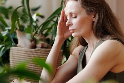 γυναίκα γνωρίζει ότι το άγχος τραυματίζει τα κινητικά κέντρα του εγκεφάλου