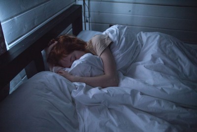 γυναίκα κατανοεί τον σύνδεσμο μεταξύ ύπνου και ψυχικής ασθένειας