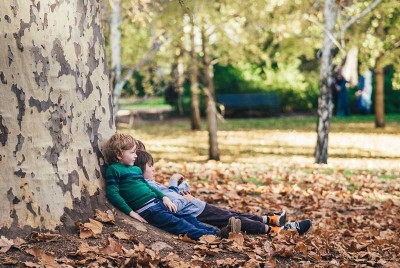 παιδιά με παιδικές φοβίες κάθονται κάτω από ένα δέντρο