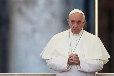 πάπας Φραγκίσκος με σταυρωμένα τα χέρια