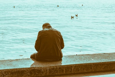 άνδρας μαθαίνει ότι η μοναξιά είναι μάστιγα στις ανεπτυγμένες χώρες