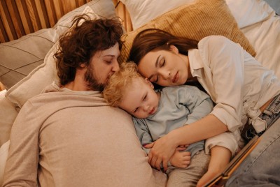 γονείς κοιμούνται μαζί με το παιδί τους