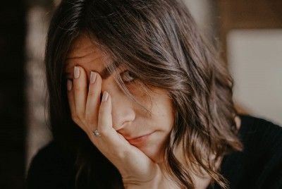 γυναίκα αναζητά τα 3 πιο σημαντικά λάθη που κάνουμε με τα συναισθήματά μας