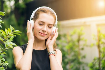 γυναίκα ακούει μουσική και μειώνει το άγχος και το φόβο