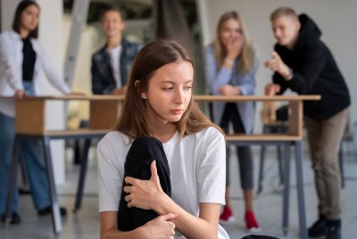 μαθήτρια βιώνει σχολικό εκφοβισμό