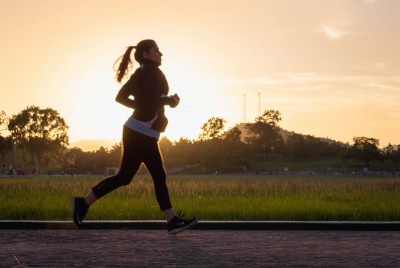 γυναίκα αναγνωρίζει ότι η σωματική άσκηση προστατεύει τον εγκέφαλο μας όσο μεγαλώνουμε