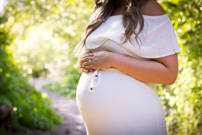 μία έγκυος γυναίκα σε ένα κήπο χωρίς διαβήτη κύησης