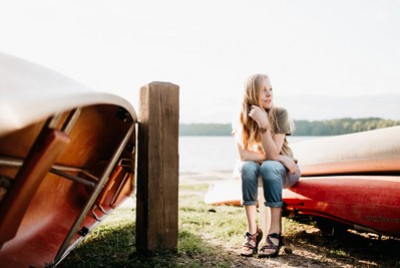 ξανθιά κοπέλα κάθεται πάνω σε βάρκα