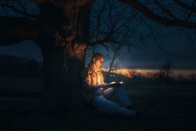άνδρας καθισμένος σε δέντρο ονειρεύεται