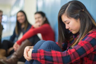 κορίτσι δέχεται bullying στο σχολείο