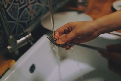 άνθρωπος πλένει ένα πιρούνι