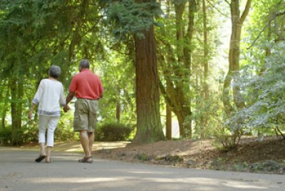 δύο ηλικιωμένοι περπατούν σε ένα δάσος