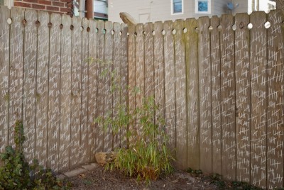 ξύλινος φράχτης με χαραγμένες γραμμές