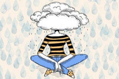 γυναίκα που κάθεται οκλαδόν με ένα σύννεφο άγχους στο κεφάλι της