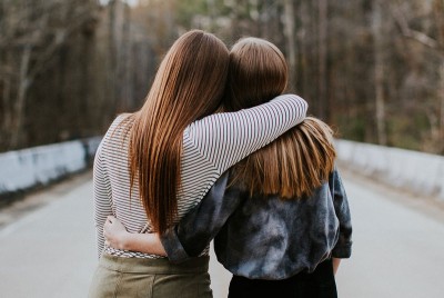 δύο γυναίκες αγκαλιάζονται με εμπιστοσύνη