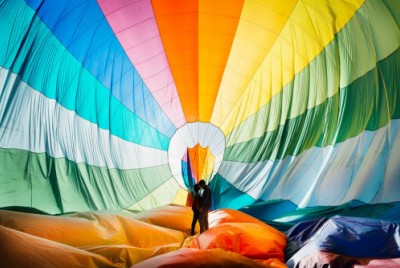 ζευγάρι φιλιέται μέσα σε ένα αερόστατο
