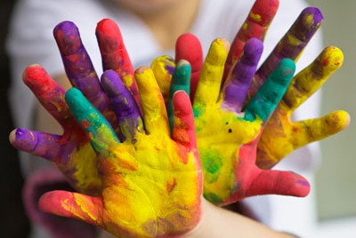 χέρια βαμμένα με διάφορα χρώματα μετά από θεραπεία τέχνης