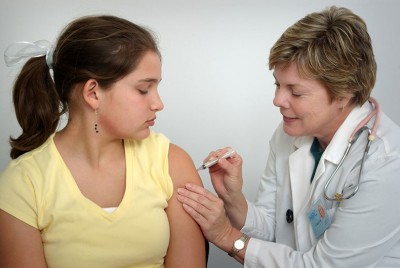 ιατρός χορηγεί εμβόλιο σε μια γυναίκα