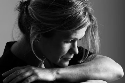 γυναίκα σκέφτεται αν πίσω από τις Αγχώδεις Διαταραχές κρύβεται ο φόβος του θανάτου