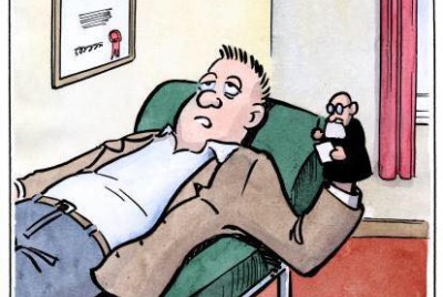 σκίτσο με θεραπευόμενο ξαπλωμένο σε ανάκλιντρο να κρατάει μία κούκλα του Freud στο χέρι του