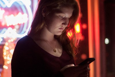 έφηβη γυναίκα ανακαλύπτει ότι το διαδικτυακό μίσος προκαλεί φόβο, απομόνωση και χαμηλή αυτοεκτίμηση