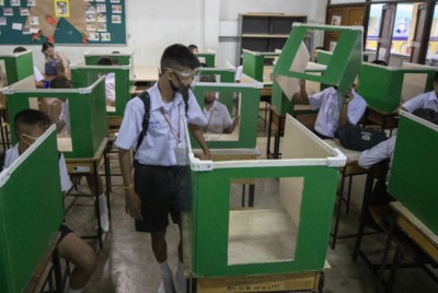 παιδιά σε κουτιά σε σχολείο στην Ταϊλάνδη ετοιμάζονται για μάθημα